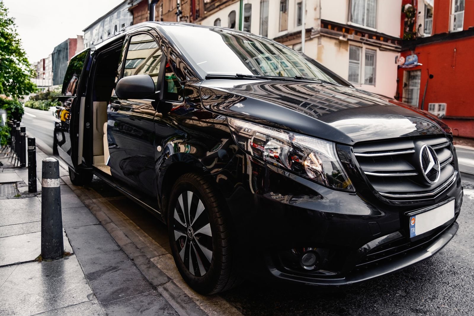 Van noir de tourisme avec porte lat&eacute;rale ouverte
